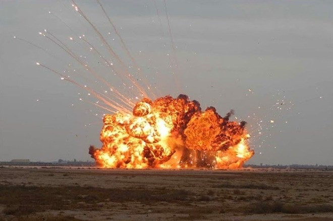 FOAB. FOAB (Father of all Bombs) là một loại vũ khí chiến thuật của Nga, được thiết kế để phát nổ trên không, tạo ra một cơn sóng xung kích cực mạnh, biến mọi thứ ở dưới thành bụi bẩn. Vũ khí này chứa 44 tấn TNT, khiến nó được coi là một trong những loại vũ khí hạt nhân nhỏ nhất nhưng lại cực kỳ mạnh mẽ từng được tạo ra.