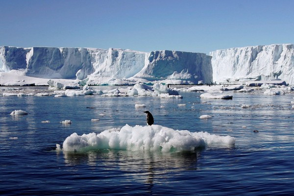 Mỗi mùa hè, nhiệt độ và ánh sáng mặt trời tăng lên khiến nhiều bề mặt băng Greenland tan chảy, tạo thành các dòng sông và thác nước chảy xiết, di chuyển xuống đáy tảng băng tới độ sâu hàng kilomet bằng cách lao qua các vết nứt và đứt gãy lớn.