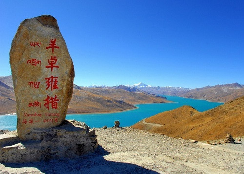 Cụm hang động Dingqiong tọa lạc gần thị trấn Qiongguo của thành phố Shigatse, nằm trong số 46 phát hiện khảo cổ học mới nhất ở Tây Tạng được công bố tại Hội nghị Thành tựu Khảo cổ học Lhasa vào đầu tháng 5. Đây cũng là địa điểm khảo cổ cao nhất được biết đến tại Trung Quốc.