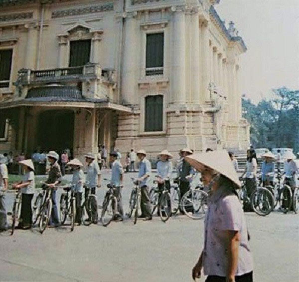 Cảnh xếp hàng dài chờ đến lượt mua hàng cạnh Nhà hát Lớn Hà Nội dịp giáp Tết.