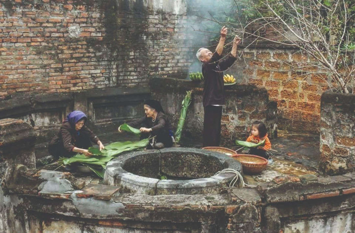 Cả nhà quây quần chuẩn bị nguyên liệu gói bánh chưng.