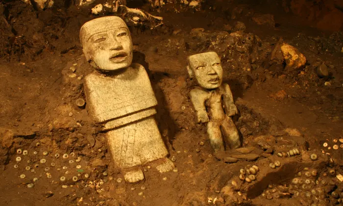 Khi lần đầu tiên phát hiện ra đường hầm kỳ bí này, các nhà khảo cổ học cho rằng sẽ tìm thấy một kho báu có chứa đầy vàng. Tuy nhiên, thay vào đó, các chuyên gia đã khai quật được nhiều đồ vật như răng cá sấu, đồ trang sức, vỏ sò, hài cốt của một con báo đốm, một chiếc mặt nạ làm bằng ngọc xanh…