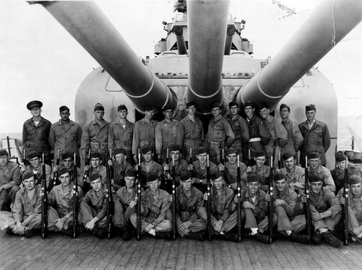 Tại USS Indianapolis, thi thể của những người chết và những người bị thương đã được đưa đi trước. Hạ sĩ sống sót Edgar Harrell chia sẻ: "Buổi sáng đó, chúng tôi gặp cá mập. Bất cứ ai bị tách ra đều sẽ bị nhắm làm mục tiêu của con vật. Bạn nghe thấy một tiếng hét và sau đó thi thể sẽ chìm xuống, và rồi chiếc áo phao lại bật lên."