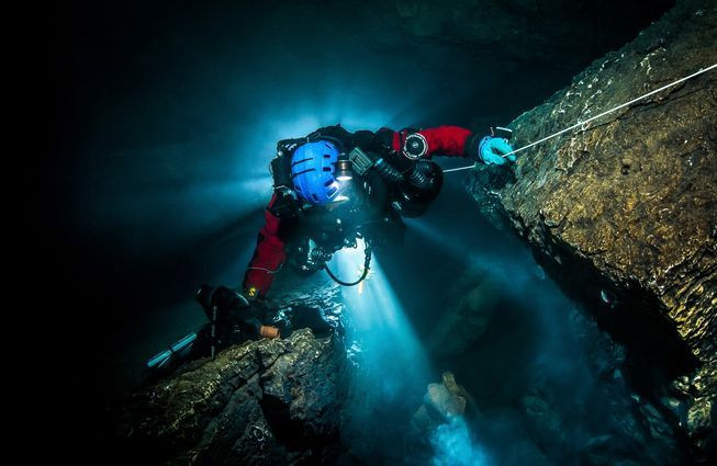 Nhóm chuyên gia vừa có chuyến thám hiểm tới hang động Hranice Abyss ở Cộng hòa Séc và phát hiện thấy độ sâu của hang động nước ngọt này ít nhất khoảng 450m. Tuy nhiên, đây có thể chưa phải độ sâu cuối cùng bởi vẫn chưa chạm tới được đáy hang.