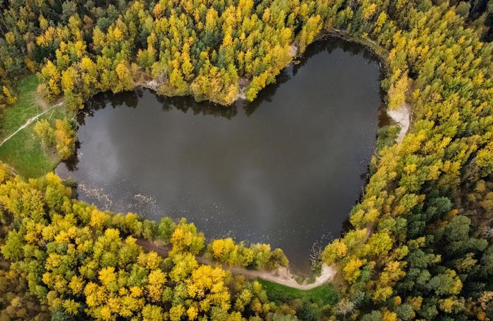 Hồ nước hình trái tim được bao quanh bởi những tán cây có màu của mùa thu ở Balashikha, vùng Moscow, Nga, ngày 4 tháng 10.