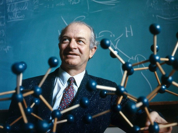 Tuy nhiên nhà hóa học Linus Pauling cũng đề xuất khái niệm riêng của ông về ADN vào cùng năm đó.