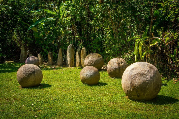 8. Những quả cầu đá bí ẩn (Costa Rica). Đây là một trong những bí ẩn lạ lùng nhất được các nhà khảo cổ học phát hiện ở đồng bằng sông Diquis, Costa Rica.
