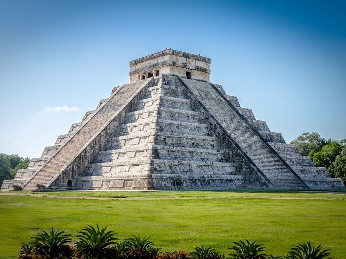 Địa điểm này chứa đựng vô số các phong cách kiến trúc khác nhau như El Castillo (đền thờ của Kukulkán) và đền thờ của Warriors. Nó được xây dựng bởi một bộ tộc của người Maya là Itzáes trong thế kỷ thứ 9 và phát triển thành một thủ đô trong khu vực chính cho đến thế kỷ thứ 12. Nguồn gốc thực sự của người Itza vẫn còn bí ẩn đối với nhân loại.
