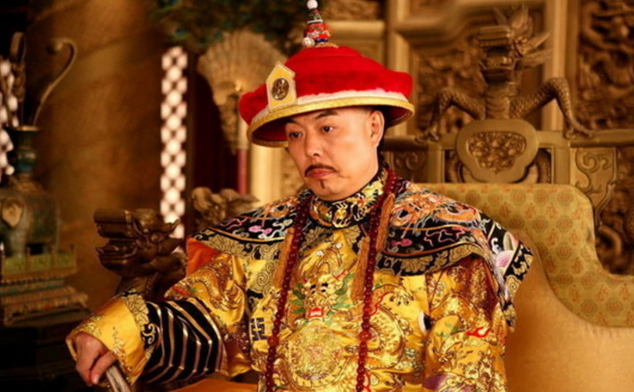 Tuy nhiên, cái chết của vị hoàng đế nổi tiếng trong lịch sử đã thu hút rất nhiều kẻ trộm mộ đến đào bới Thanh Dụ Lăng nhưng chưa một ai thành công. Thay vào đó, những người đã từng vào trong đều kinh hãi kể lại sự cố "tâm linh" đã gặp phải. Theo thời gian, lời đồn đại này được lưu truyền trong dân gian.
