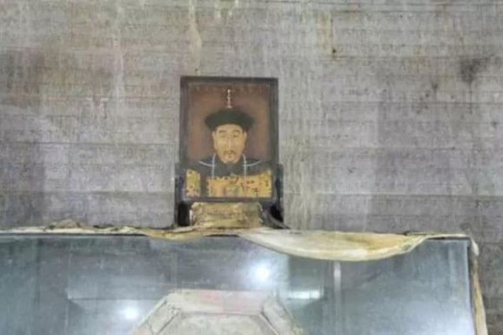 Nếu lần đầu tiên bắt gặp thì có thể coi chỉ là một sự trùng hợp ngẫu nhiên, nhưng đến lần thứ 2 thì câu chuyện không hề đơn giản. Những tên cướp quá sợ hãi liền quỳ rạp xuống đất cầu xin, một số khác lập tức bỏ chạy khỏi cửa. Tóm lại, lần trộm mộ thứ hai này lại thất bại.