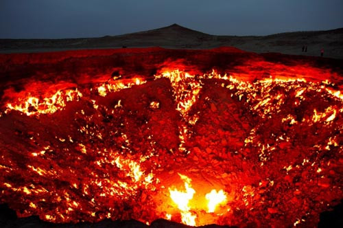Các nhà khoa học Xô Viết quyết định đốt khí methane để ngăn loại khí này lan ra. Họ cho rằng ngọn lửa sẽ nhanh chóng tắt đi khi tất cả nhiên liệu sẵn có cháy hết.