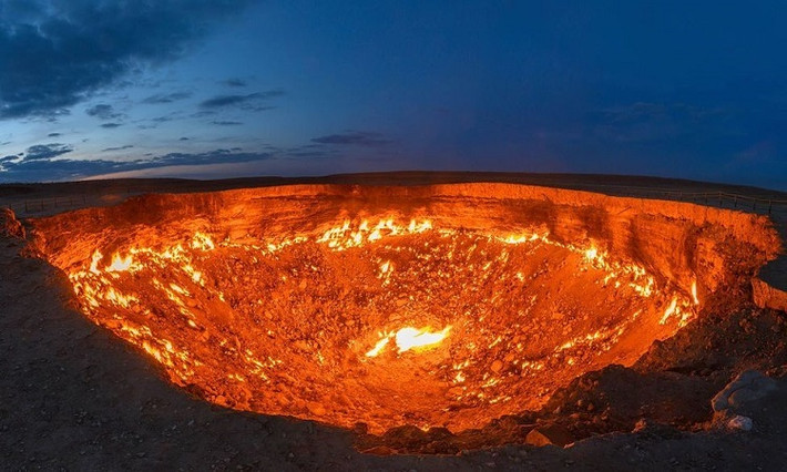 Tuy methane là một khí nhà kính mạnh, Mark Tingay, chuyên gia địa cơ khí xăng dầu ở Đại học Adelaide, cho rằng miệng hố Darvaza chỉ chiếm phần rất nhỏ trong lượng khí thải carbon của Turkmenistan.