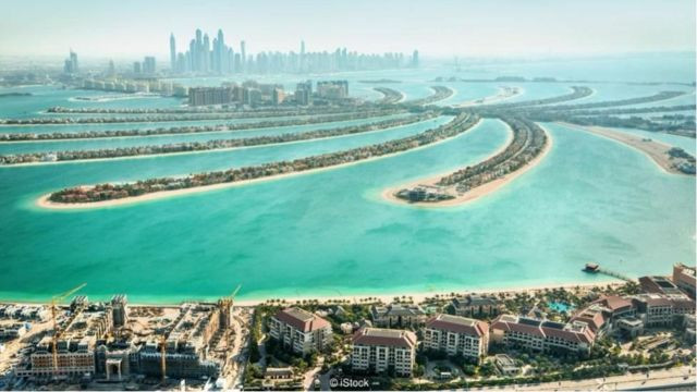 Khi ấy, ít nhất 43 người trong thành phố đã thiệt mạng do hậu quả của siêu bão, với khoảng 1/4 triệu phương tiện bị phá hủy và tổng thiệt hại lên tới ít nhất 32 tỷ USD. Ngoài ra, bang Florida cũng là một trong những khu vực bị ảnh hưởng nặng nề nhất.