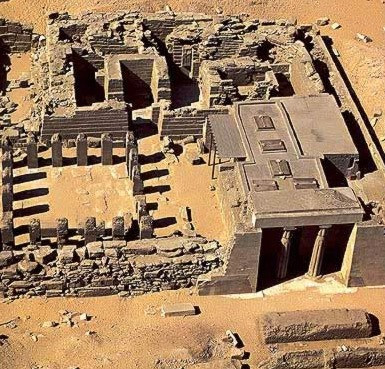 Ngôi mộ thuộc về Ptahshepses - con rể pharaoh, sống cách đây khoảng 4.400 năm, vào thế kỉ 25 và 24 TCN. Các nhà nghiên cứu tại Viện khảo cổ học Czech, Đại học Charles ở Prague, đã xác định vị trí ngôi mộ này vào năm 2022 thông qua việc sử dụng hình ảnh từ vệ tinh và tham khảo các bản đồ cổ. Quá trình khai quật tiếp tục diễn ra trong năm nay.