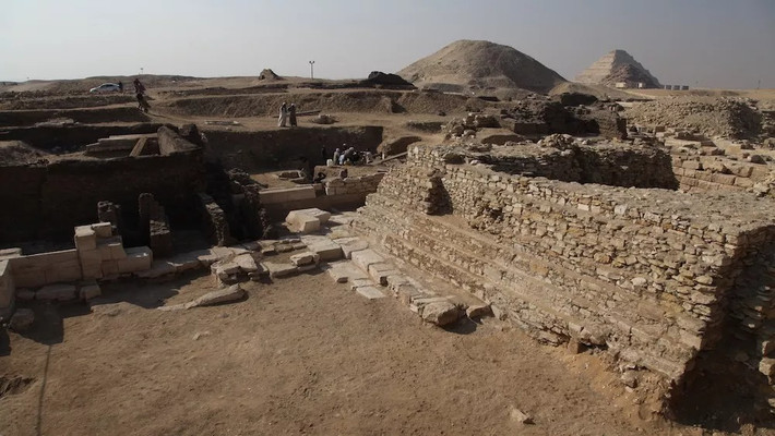 "Tuy nhiên, hầu hết các ngôi mộ được biết đến ở Saqqara trước đây đều thuộc về Vương quốc Cũ hoặc Thời kỳ Hậu nguyên.