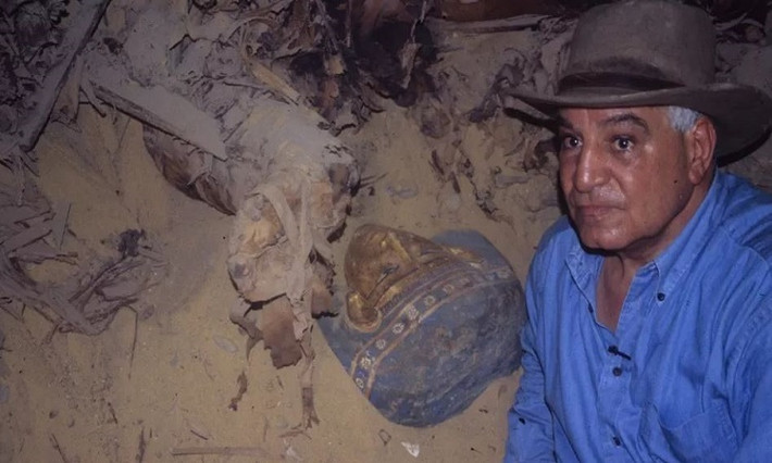 Hawass cho biết: "Những chiếc quan tài có khuôn mặt riêng, mỗi khuôn mặt đều độc đáo, phân biệt được nam và nữ, và được trang trí bằng những cảnh tượng trong "Cuốn sách của cái chết" (một văn bản tang lễ của Ai Cập cổ đại). Mỗi chiếc quan tài cũng có tên của người quá cố và thường có hình Bốn người Con trai của Horus, người bảo vệ nội tạng của người chết."