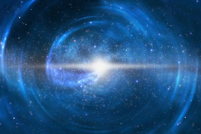 Trong một nghiên cứu mới xuất bản trên tạp chí Astrophysical Journal, các nhà thiên văn học cho biết V Hydrae đang phóng ra 6 vòng tròn khói mờ như sương mù, cùng với một cấu trúc hình đồng hồ cát khổng lồ.