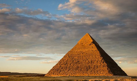 Đại kim tự tháp Giza nằm ở El Giza, Ai Cập. Công trình ban đầu cao 146,5m được xây dựng từ năm 2580 TCN và mất khoảng 20 năm để hoàn thành. Trải qua nhiều năm tháng, hiện công trình kiến trúc khổng lồ này có chiều cao 138,8 m.