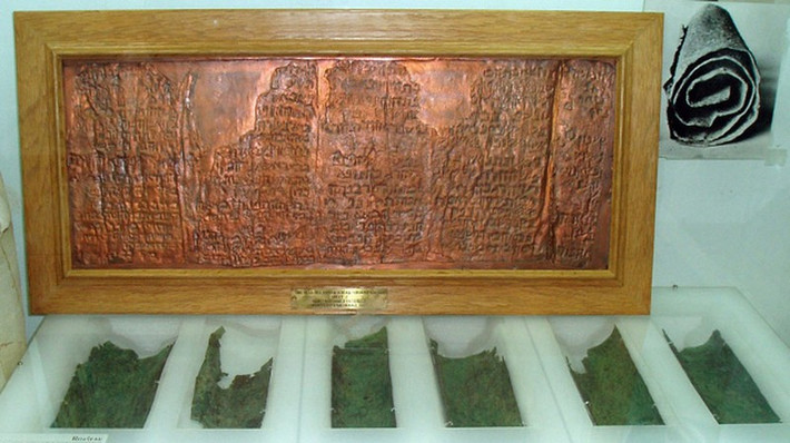 6. Kho báu của Copper Scroll. Năm 1952, các nhà khảo cổ học tìm thấy một cuộn đồng trong một hang động tại Qumran, cùng với cuốn “Tranh cuộn Biển Chết”. Như tên gọi của nó, chữ viết được khắc trên một cuộn đồng, ghi lại số lượng lớn kho báu vàng và bạc được cất giấu. Nhưng trên thực tế, số của cải có thể nhiều đến mức một số học giả tin rằng nó không thể tồn tại.