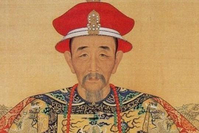 Vị hoàng đế tiếp theo là Khang Hy cũng nối gót cha mình xây dựng lăng mộ tại đây. Tuy nhiên đến lượt Ung Chính, ông lại khiến mọi người bất ngờ khi chọn xây lăng tẩm của mình ở nơi xa hẳn với chỗ an nghỉ của ông nội và cha mình. Tại sao lại thế?