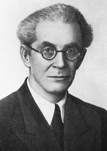 4. Sergei Brukhonenko (1890-1960). Ông đã đưa ra những tiến bộ quan trọng trong phẫu thuật mở rộng tim của Nga, nhưng các thí nghiệm của ông trên động vật lại khiến nhiều người kinh sợ.