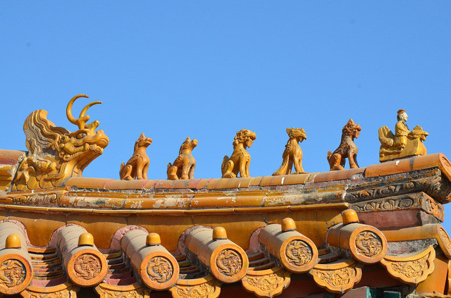 Từ “cấm” vốn dĩ tượng trưng cho sự uy nghiêm của Hoàng Đế, khiến người ta sợ hãi trong lòng. Thế là, “Tử Cung” (cung điện màu tím) trở thành “Cấm Cung”, và hai cái tên này kết hợp với nhau thành “Tử Cấm Thành”.