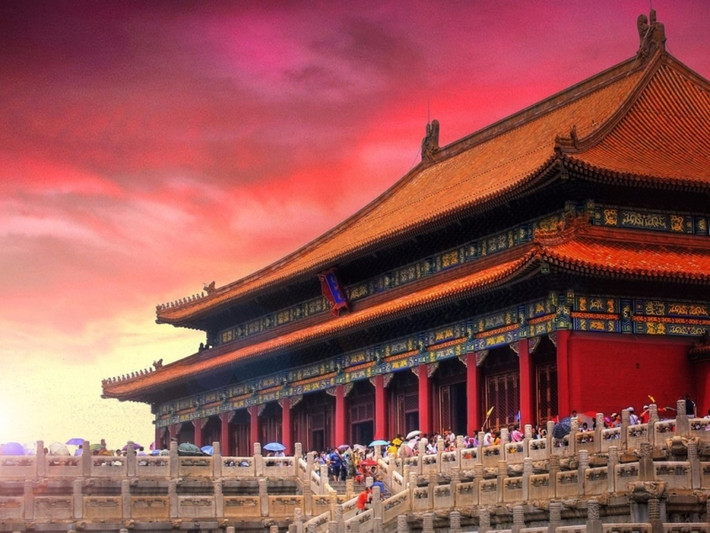 Tử Cấm Thành là cung điện hoàng gia, có tường đỏ ngói vàng, long lanh rực rỡ. Vậy tại sao người đời lại gọi cung điện hoàng gia này là Tử (tím) Cấm Thành?