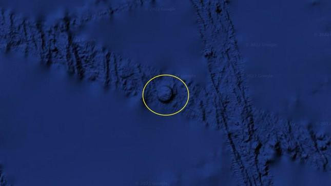 UFO ante, hình ảnh được nhìn thấy ngoài bờ biển, gần đường Nazca của Peru, nơi mà một loạt các (một loại hình nghệ thuật trên cạn) khổng lồ được người Nazca xây dựng cách đây gần 2.000 năm.