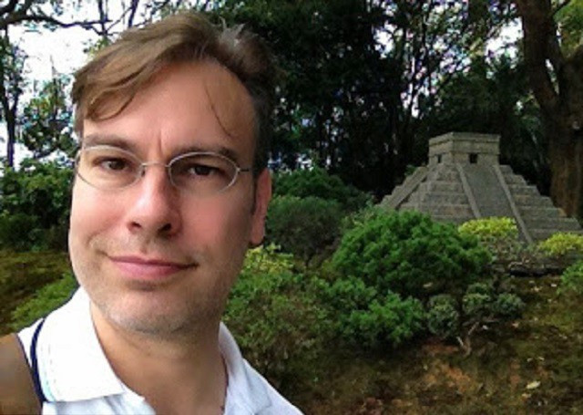 Scott Waring, chủ sở hữu của UFOsightingsdaily.com và là người thường xuyên phát hiện ra những vật thể mà ông cho là bằng chứng 100% về người ngoài hành tinh cổ đại.