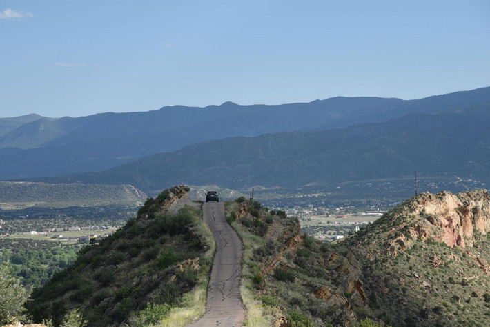 Tiếp theo là địa điểm có tên gọi Skyline Drive, cũng nằm ở tiểu bang Colorado. Nơi đây là một con đường tuyệt đẹp, dài 2,8 dặm nằm trên một sườn núi.