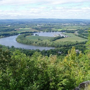 Tiếp đến là khu bảo tồn Dấu chân Khủng long hoang dã ở Massachusetts. Nơi đây được phát hiện sớm hơn nhiều so với các nơi khác, với dấu vết về khủng long đầu tiên được tìm thấy vào năm 1802.