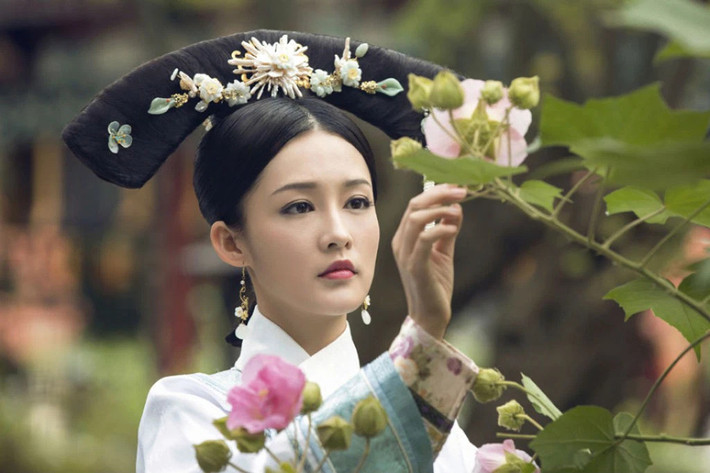 Nàng nước mắt lưng tròng, chẳng nói chẳng rằng vì hoảng loạn và nhớ nhà. Theo luật lệ hà khắc của nhà Thanh, tội khinh quân phạm thượng ấy đủ để tru di tam tộc, nhưng khi ấy, vua Càn Long đã hoàn toàn mê đắm trước vẻ đẹp nghiêng nước khuynh thành của nàng nên đã sai người đưa nàng về nghỉ ngơi và chăm sóc thật chu đáo.
