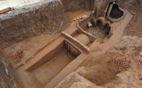 Sau khi phân tích tuổi xương, họ xác định người đàn ông này "trẻ" hơn 3 người còn lại trong mộ tới 700 năm tuổi. Điều này khiến các nhà khoa học đưa ra giả thuyết rằng người đàn ông là một kẻ trộm mộ đã bị giết hoặc thiệt mạng do gặp tai nạn trong lúc trộm mộ.