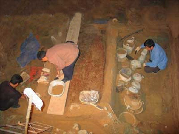 Nhóm nhà khoa học nói trên đã trình bày chi tiết cách họ có thể xác định một loạt sự kiện từ 1.300 năm trước. Nơi an nghỉ cuối cùng của người đàn ông nói trên là một ngôi mộ cổ ở nghĩa địa Shyanxi, thuộc khu tự trị Ninh Hạ, tây bắc Trung Quốc. Có 10 ngôi mộ khác ở nghĩa địa này.