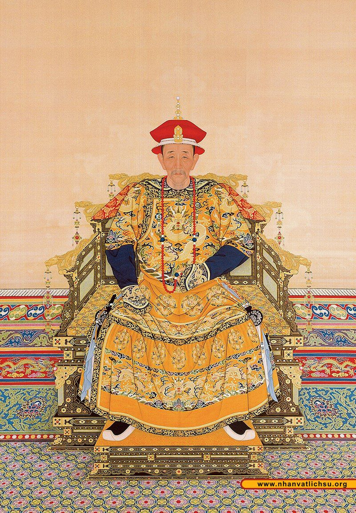 Đối với xã hội phong kiến Trung Quốc, hoàng hậu mới có tư cách hợp táng cùng với vua. Tuy nhiên lăng mộ của hoàng đế Khang Hi có tới 5 người phụ nữ được hợp táng cùng ông.