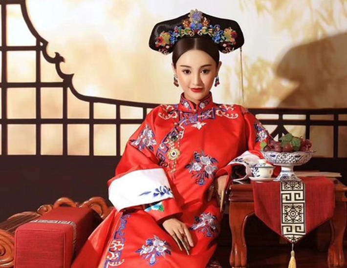 Dù chưa được sắc phong hoàng hậu nhưng bà đã sớm có địa vị vô cùng vững chắc, được vua yêu thương, sủng ái. Tuy vậy bà cũng không tránh khỏi vận mệnh trêu ngươi, mắc trọng bệnh khi còn rất trẻ.