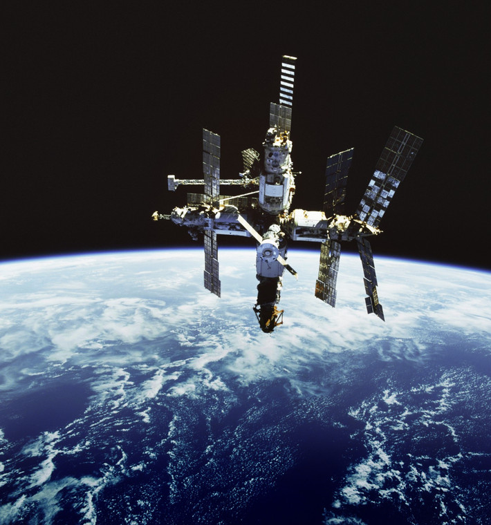 Cụ thể, theo một báo cáo của NASA được công bố vào năm 2021, ít nhất 26.000 mảnh rác không gian quay quanh Trái đất và có thể phá hủy một vệ tinh khi va chạm; hơn 500.000 viên bi có kích thước đủ lớn để gây ra thiệt hại cho tàu vũ trụ hoặc vệ tinh; và hơn 100 triệu mảnh vụn có kích thước bằng hạt muối có thể làm thủng một bộ đồ vũ trụ.
