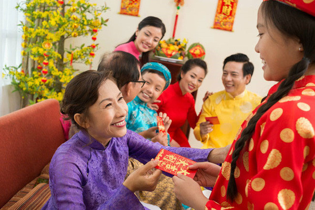 Nửa đêm, con yêu quái xuất hiện, vừa giơ tay định xoa đầu đứa trẻ thì từ bên chiếc gối loé lên những tia vàng sáng rực khiến nó kinh hoàng bỏ chạy. Tục lệ lì xì từ đó ra đời như một cách để đem lại may mắn cho trẻ nhỏ.