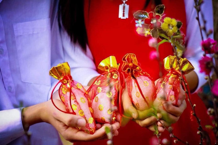 9. Mua muối cầu may. Phong tục này phổ biến ở phía Bắc hơn, vào các dịp cận tết muối ở phía Bắc tăng giá cao hơn bình thường rất nhiều bởi lẽ có rất nhiều gia đình mua muối về nhà vào dịp tết.