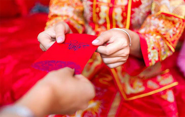 Thế nên họ cấm kỵ không được quét "tiền" ra khỏi nhà, nếu không thực hiện theo thì cả năm gia đình sẽ túng thiếu.
