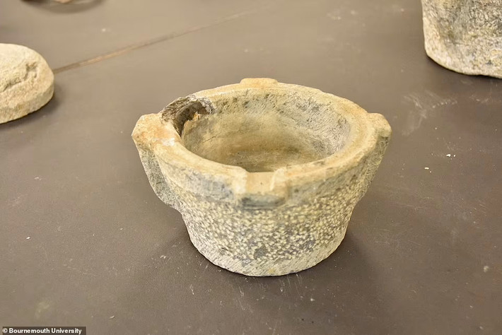 Hàng hóa bao gồm những phiến đá cẩm thạch Purbeck, cả loại đã chạm khắc lẫn chưa chạm khắc.
