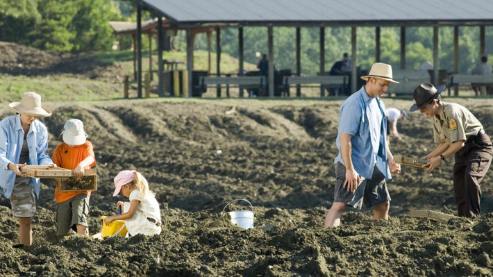 Cặp đôi cùng nhau dạo chơi trong công viên và đào xới, tìm kiếm vận may. Khi đang sàng lọc đất, họ vô tình tìm thấy một viên đá có màu sắc rất đặc biệt.