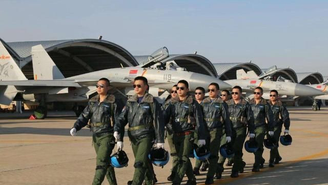 Không chỉ có Mỹ, mà cả chuyên gia Nga cũng nhận xét là Không quân Trung Quốc hiện thiếu những phi công đẳng cấp thế giới; những loại chiến đấu cơ có phẩm chất tốt hàng đầu thế giới mà Nga đã bán cho Trung Quốc, như Su-27, Su-30MK, Su-35S sẽ không thể phát huy hết tính năng, khi Trung Quốc chưa có những phi công giỏi.