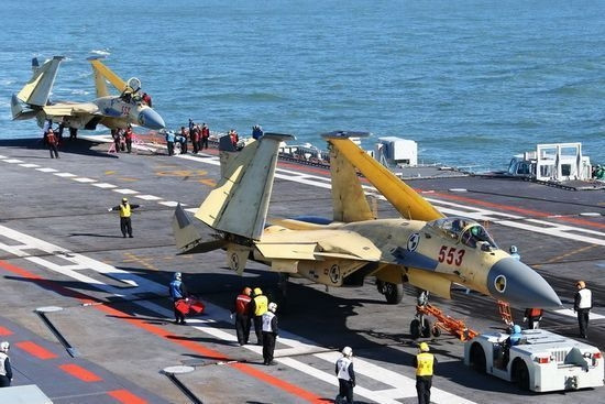 Hiện nay Mỹ là quốc gia có số lượng máy bay chiến đấu nhiều nhất thế giới, tiếp theo là Trung Quốc; tuy nhiên về trang bị, trình độ và khả năng sẵn sàng chiến đấu giữa Không quân Mỹ và Không quân Trung Quốc, khoảng cách là cả thế hệ. Ảnh: Chiến đấu cơ J-15 Trung Quốc trên tàu sân bay Liêu Ninh.