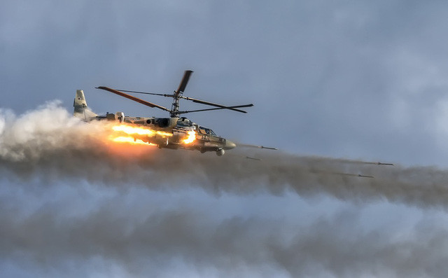 Ka-52 Alligator được trang bị hỏa lực cực mạnh gồm: Một pháo tự động 30 mm 2A42 gắn ở bên sườn, cùng 6 điểm treo bên ngoài để gắn tên lửa (R-73, 9K121 Vikhir; 9M120 Ataka-V và Igla-V), rốc-két S5, bom OFAB-100-120 và giá phóng mồi bẫy.