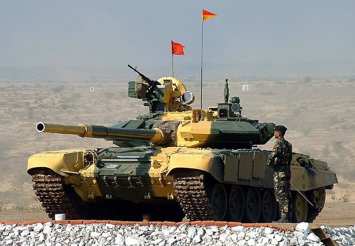 Về hỏa lực chính của của xe tăng T-90S Việt Nam là một pháo nòng trơn loại 125 mm 2A46M2; vũ khí phụ ngoài ra còn có một súng máy đồng trục với pháo chính (dùng đại liên PKTM 7,62 mm), thì trên nóc xe còn có một trạm vũ khí điều khiển từ xa, trang bị một súng máy hạng nặng 12,7 mm KORD.