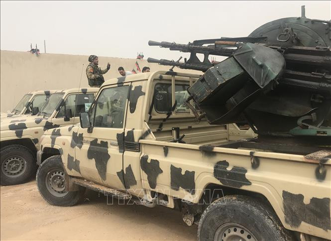 Theo tin tình báo của Quân đội Quốc Libya (LNA), Chính phủ Thống nhất Quốc gia (GNA), dưới sự trợ giúp đắc lực của Quân đội Thổ Nhĩ Kỳ gia đang cố gắng phá vỡ cuộc bao vây Thủ đô Tripoli của LNA; một số lượng lớn máy bay chiến đấu đã tiến hành một cuộc tấn công bất ngờ vào khu vực Al-Shweref giữa Misurata và khu vực Bucklin, nhưng LNA đã phản công quyết liệt, ngăn chặn hành động phá vây của GNA. Ảnh: TTXVN.