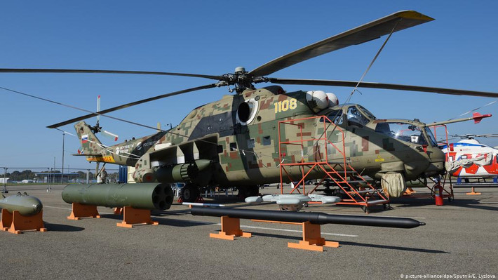 Chưa kể, Mi-35P thậm chí mang được tên lửa không đối không Verba với đầu dò hồng ngoại cực nhạy, có thể vô hiệu hóa các biện pháp phòng ngự bằng mỗi bẫy nhiệt của đối phương. Ngoài ra, nó còn trang bị thêm rocket hạng nặng S-13 (20 quả) và bom 50-500kg. Lưu ý là khác với trực thăng của Mỹ, NATO thường chỉ mang tới tên lửa, rocket, trực thăng Nga thường xuyên được thiết kế để mang cả bom hạng nặng, sức hủy diệt lớn.