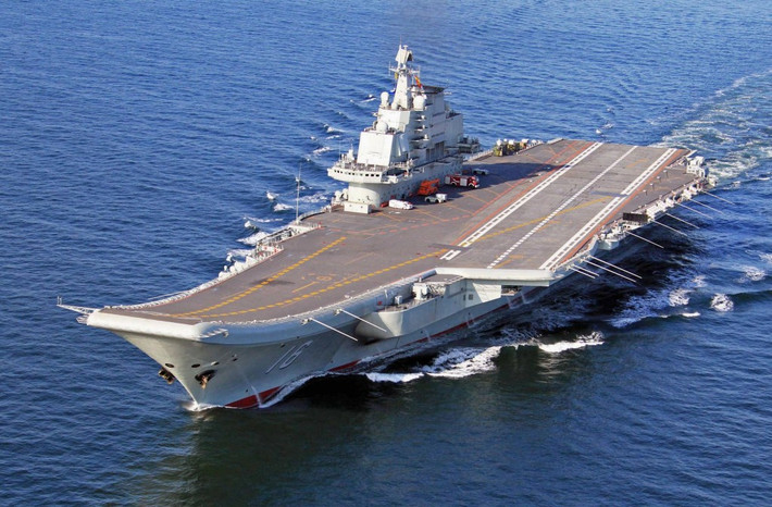 Đối với động cơ của tàu sân bay Type 003, Li Jie cho biết, tàu sân bay 003 sẽ không sử dụng động cơ chạy bằng năng lượng hạt nhân. Như vậy tầm hoạt động của tàu sân bay này sẽ rất hạn chế và phải có tàu bảo đảm hậu cần đi cùng. Ảnh: Tàu sân bay Liêu Ninh của Trung Quốc đang thử nghiệm trên biển – Nguồn: Sina