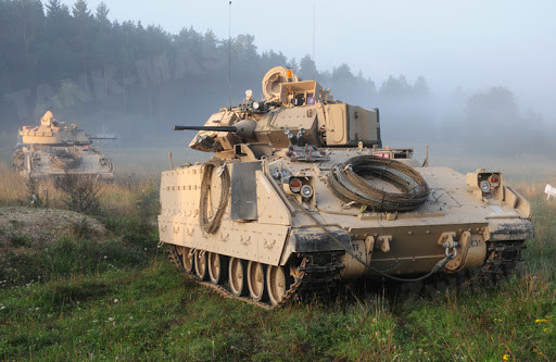 M2A2 Bradley là phiên bản nâng cấp dòng xe chiến đấu bộ binh M2 Bradley nổi tiếng của Mỹ, chúng được ra mắt lần đầu năm 1988 với động cơ 600 mã lực cùng hộp số thủy khí HMPT-50-3 và cải tiến đáng kể về giáp bảo vệ. Ảnh: Wikipedia